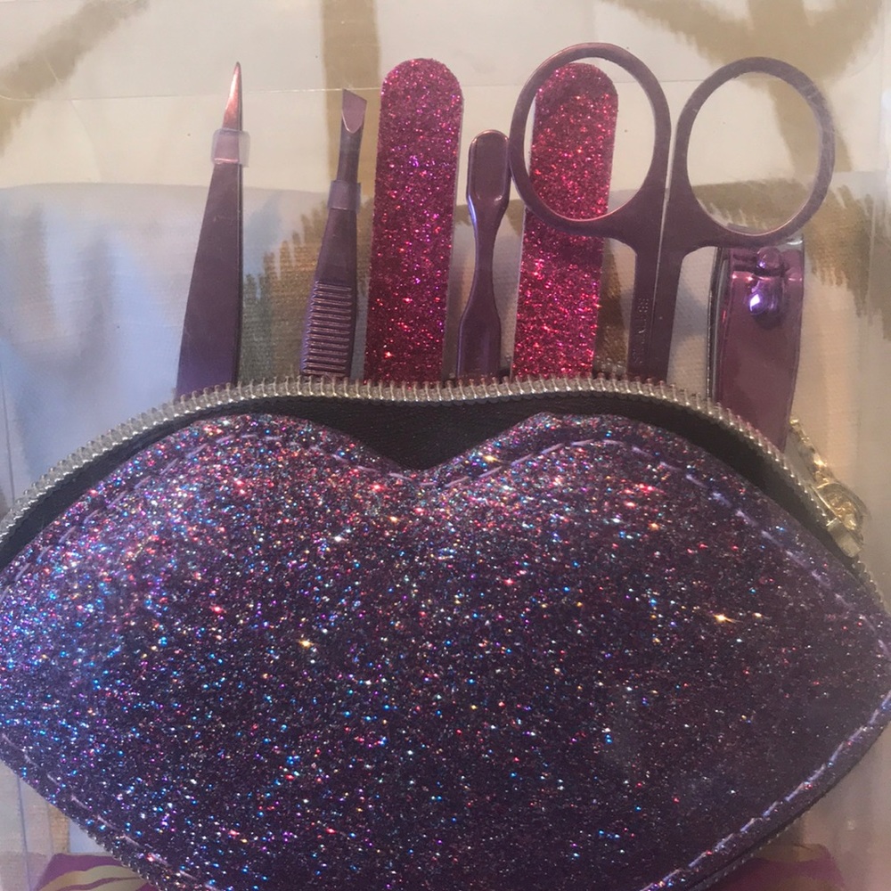 Sold JUICY COUTURE 7 Pc Grooming Manicure Kit - Picture 2 of 5